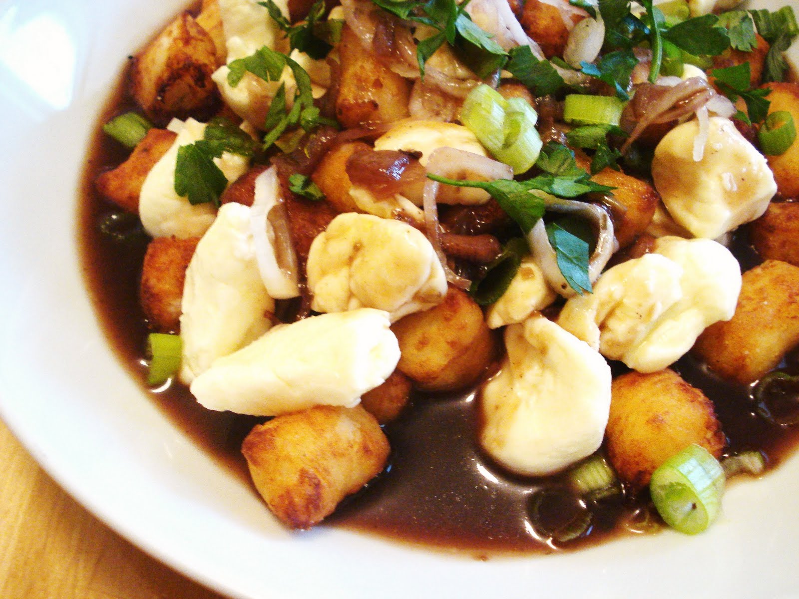 Presque végé Poutine de gnocchis, sauce demiglace au vin rouge