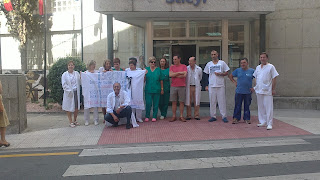 Personal del hospital virgen del castañar manifestándose a las puertas de s centro de trabajo por la politica de recortes del gobierno