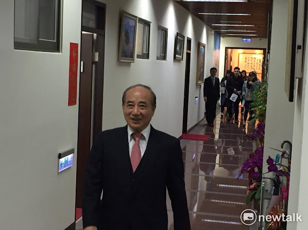 針對立法院將嚴禁立委攜帶危險物品開會一事,前立法院長王金平21日表示,立委帶什麼東西開會是立委的自由,但如果做了危害人身安全的事,當然就不應該。 針對立法院將嚴禁立委攜帶危險物品開會一事,前立法院長王金平21日表示,立委帶什麼東西開會是立委的自由,但如果做了危害人身安全的事,當然就不應該。
