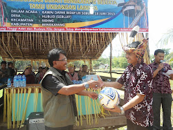 Sekda Bengkayang Kristianus Anyim serahkan Bola kepada Gunawan saat Nyobeng 2013