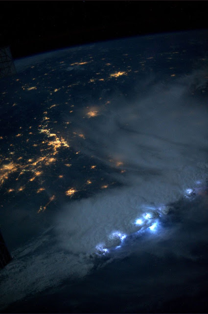 卫星图 - 向亚洲前进的风暴