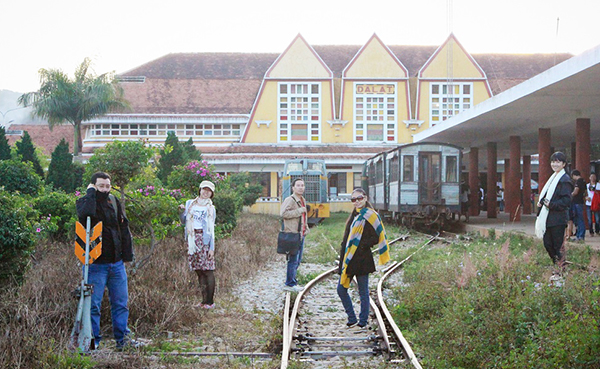 Hình ảnh ga xe lửa Đà Lạt với các khách du lịch bụi