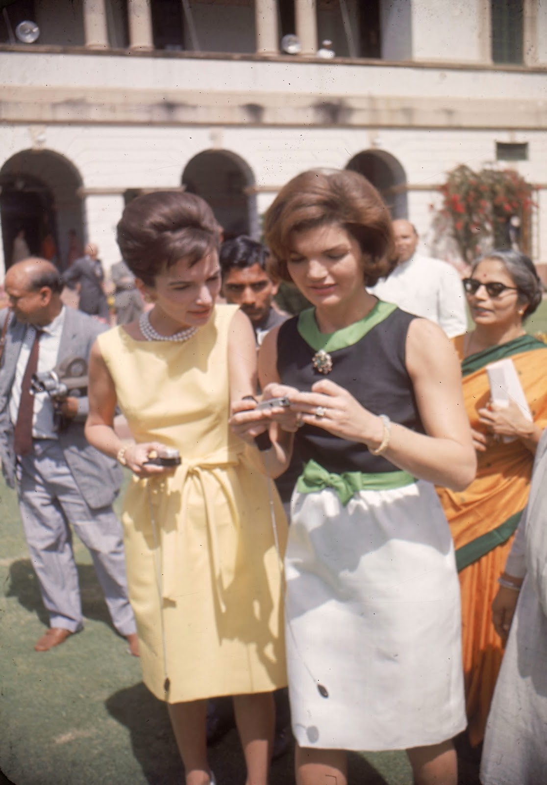 Fascinating Historical Picture of Jacqueline Kennedy with Lee Radziwill in 1962 