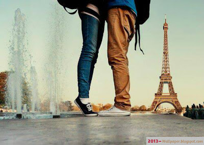 Couple-doing-love-and-kissing-infront-of-paris-tower-2013