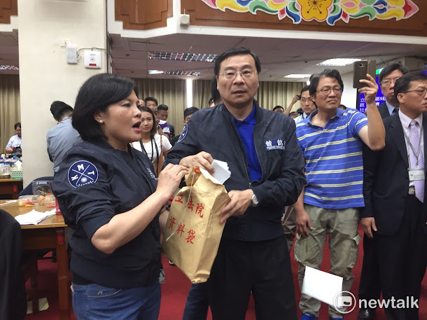雖然會議進行到下午,但藍綠仍爭執不休,數度爆發肢體衝突,變更為最後面質詢的時代力量黨團仍然像在「罰站」一樣,無法質詢主計長朱澤民、衛福部長陳時中、教育部長潘文忠等部會首長,時代力量立委洪慈庸罕見地動怒,怒斥「我們正在審預算,你們咧!」、「你們的方式,你們認為是對的嗎?」、「去密室協商的不是你們嗎!」 雖然會議進行到下午,但藍綠仍爭執不休,數度爆發肢體衝突,變更為最後面質詢的時代力量黨團仍然像在「罰站」一樣,無法質詢主計長朱澤民、衛福部長陳時中、教育部長潘文忠等部會首長,時代力量立委洪慈庸罕見地動怒,怒斥「我們正在審預算,你們咧!」、「你們的方式,你們認為是對的嗎?」、「去密室協商的不是你們嗎!」
