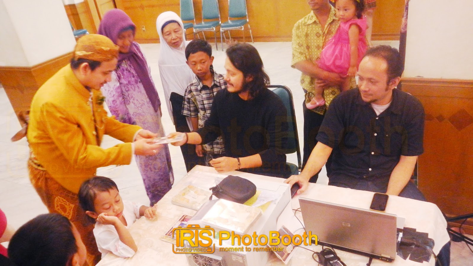 Apa Itu PhotoBooth IRIS PhotoBooth Jasa Photo Booth Souvenir Jakarta Murah
