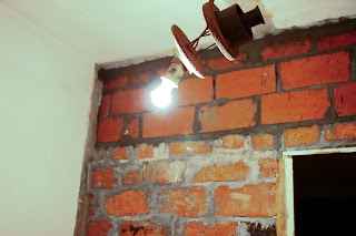 кирпичная стена над дверным проемом