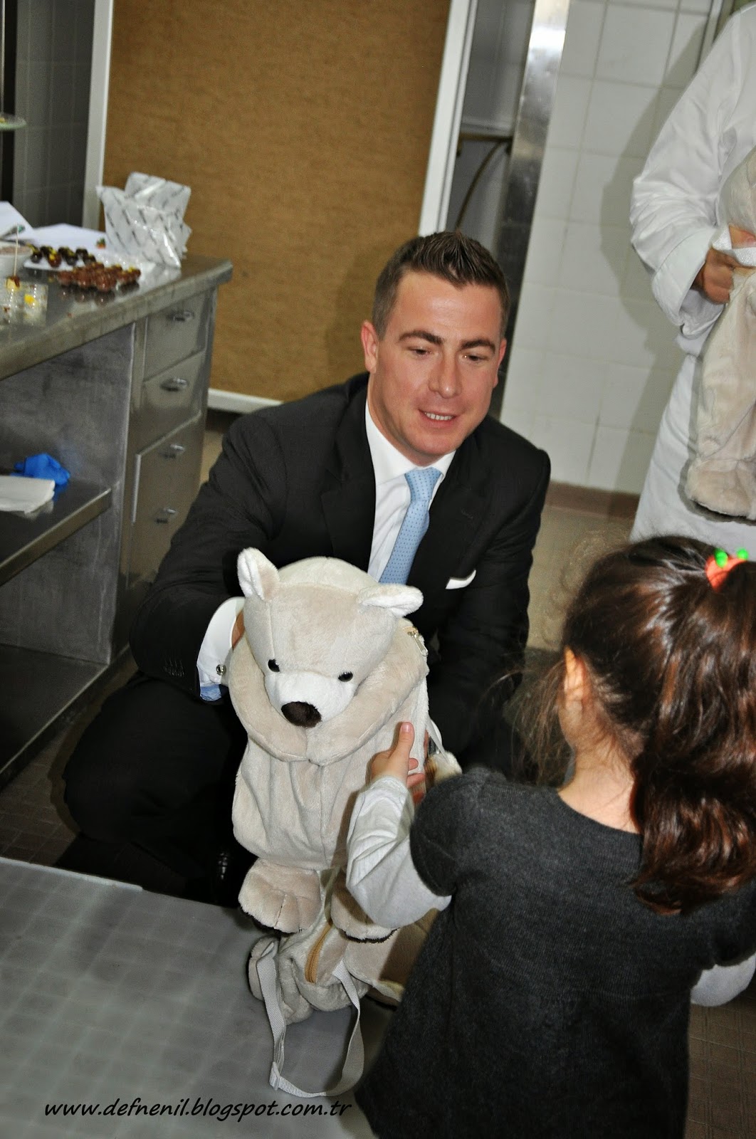 Defne Nil ve Zeynep Lâl Çırağan Palace Kempinski Çikolata 