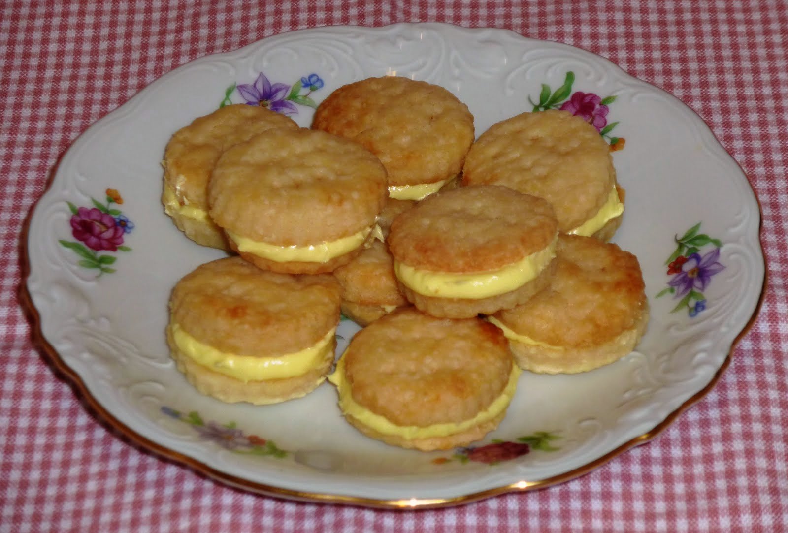 The Iowa Housewife Family Favorites Lemon Cream Wafers