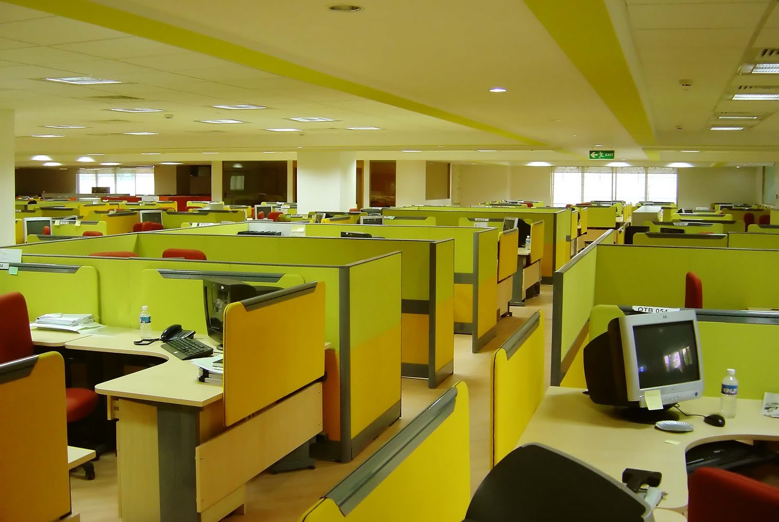 [empty_cubicle.jpg]
