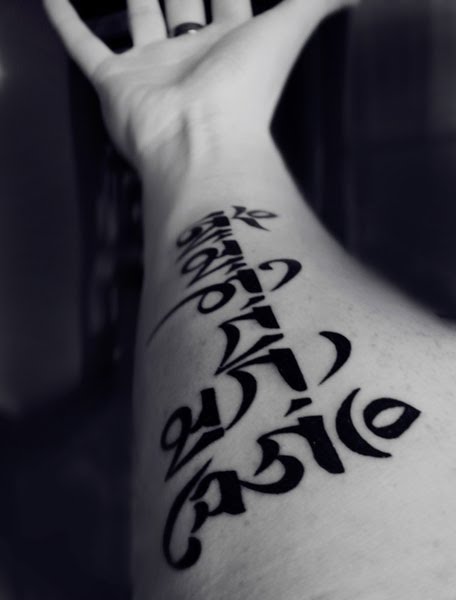 The Mani mantra in the Classical Uchen script style. Click here for tattoo 