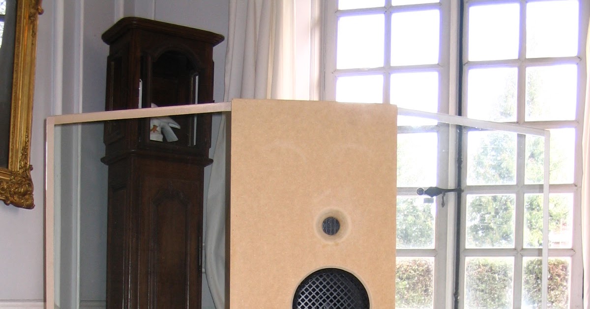 Baffle plan Open Baffle PHOTO D'UN BAFFLE PLAN TROIS VOIES