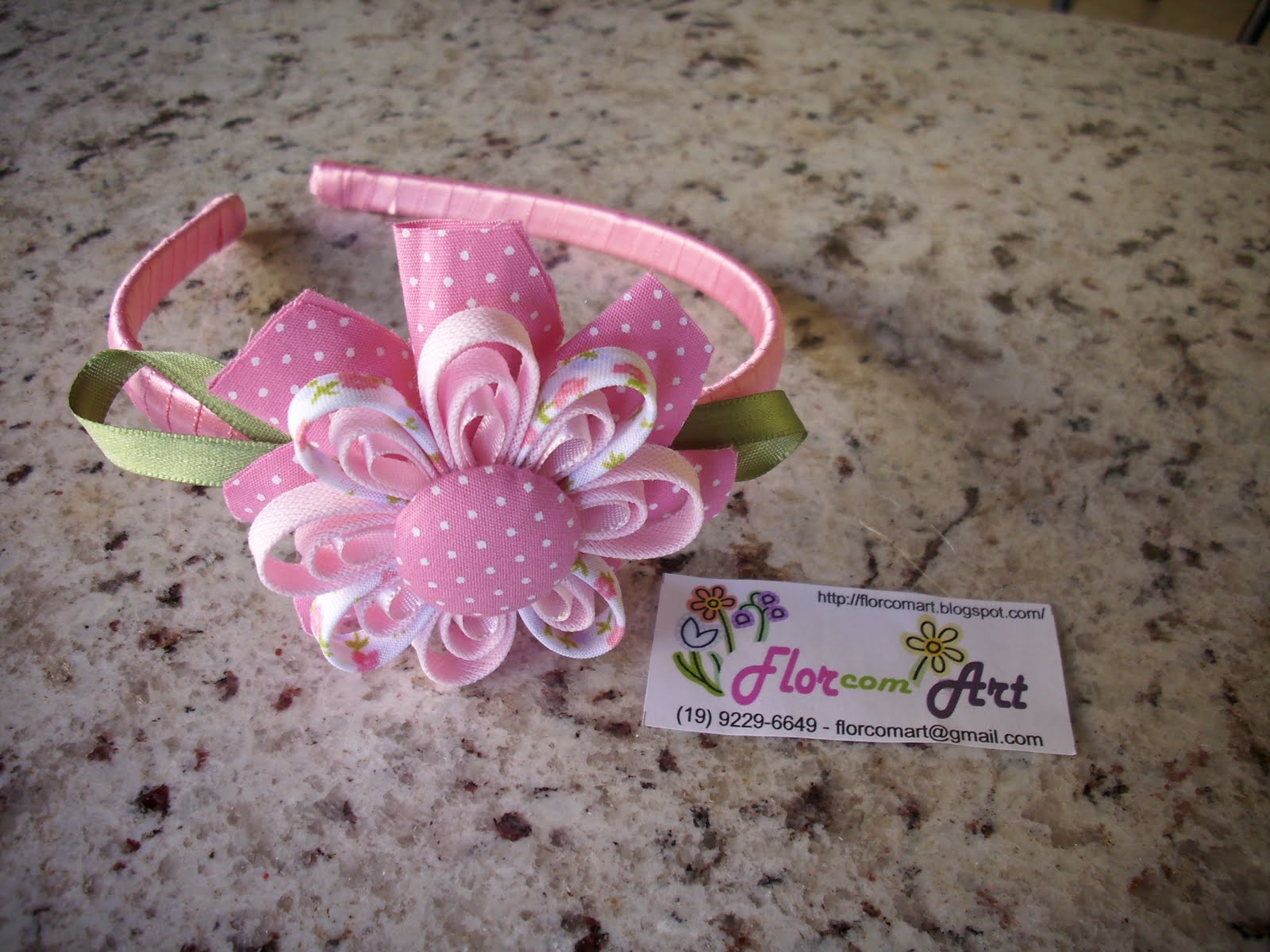 Flor com Art Tiara decorada em cetim rosa com flor de tecido e flor de