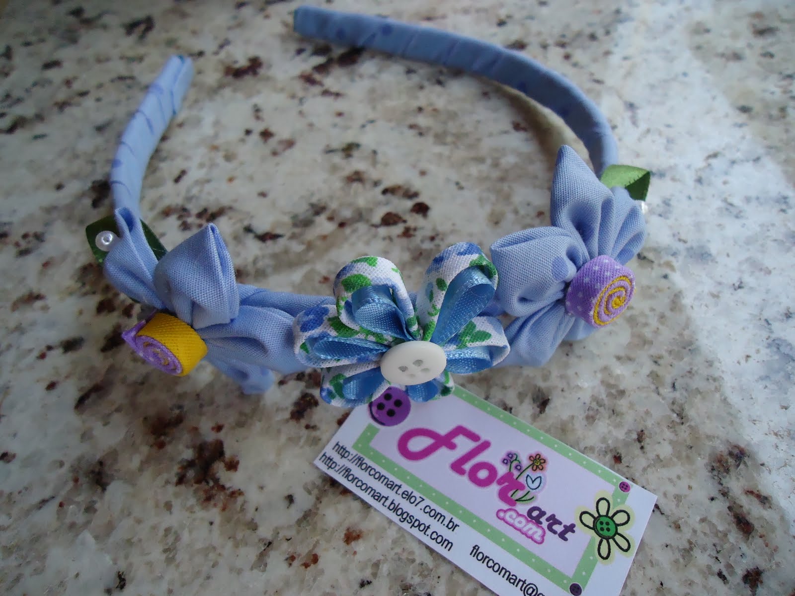 Flor com Art Tiara decorada em tecido com flor de fuxico e flor de vies.