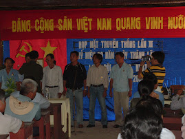 Trao Kỷ niệm chương trong buổi Họp Mặt Truyền thống LĐ. Thống Nhất trên Biên giới Tây Nam 2007