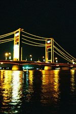 [100_gb1_jembatan%20ampera%20membentang%20di%20atas%20sungai%20musi..jpg]