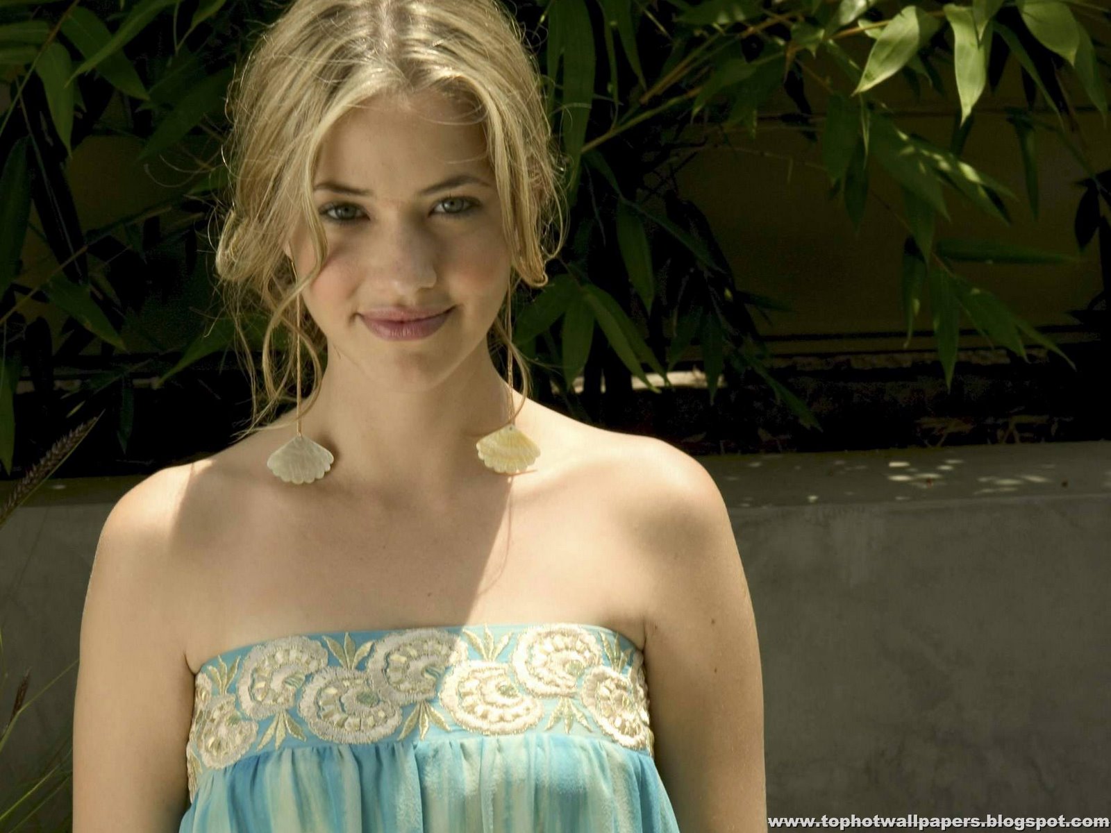 HD Wallpapers: Julie Gonzalo