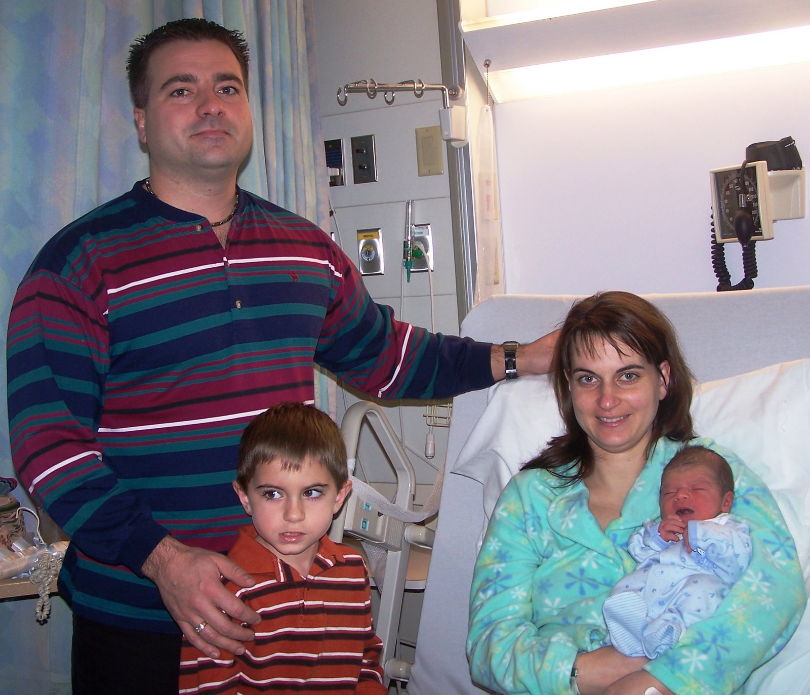 [2007+new+year's+baby+and+family+Rousselle.JPG]