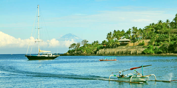 Kesibukan Pagi Di Senggigi