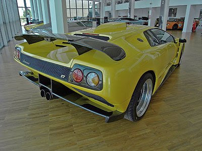 credit auto assurance voiture lamborghini miura visite usine fabrication moteur restauration musee Sant'agata italie photo video factory