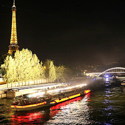 Bateau Mouche et Tour Eiffel