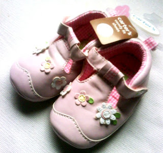 Sepatu prewalker bayi perempuan branded Carter's