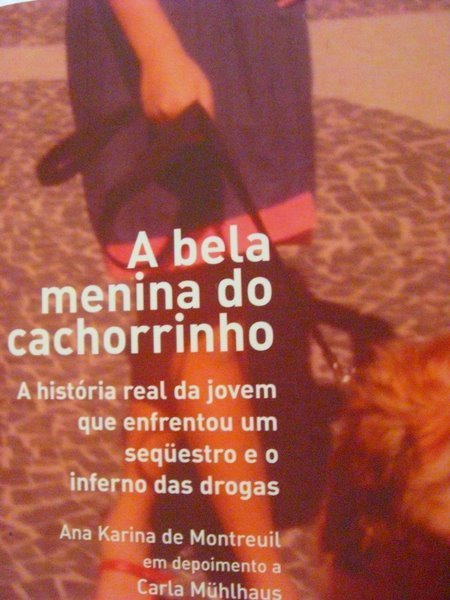 A bela menina do cachorrinho