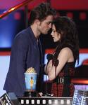 [Rob+&+Kristen+MTV+awards+Almost+Kiss+2009.jpg]