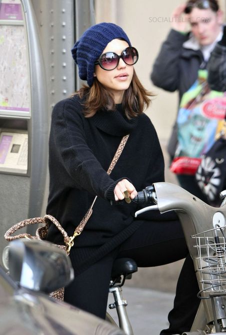 [Default++Jessica+Alba+,+Biking+and+Shopping+in+Paris3.jpg]