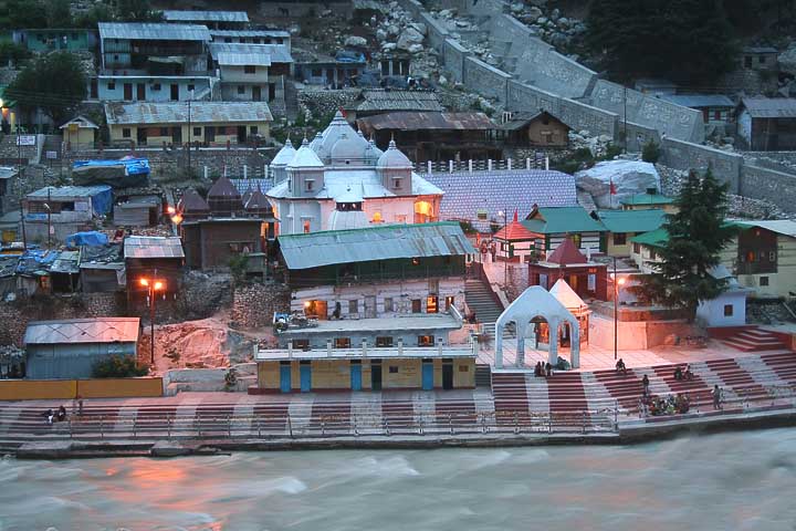 [63034095_cYRmedjt_holyhindutownofgangotriandrivergangatempleatduskindiashrpNN2207.jpg]