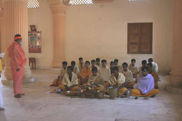 [Rudra+Prashna+Veda+chant+in+the+Nagesha+temple.jpg]
