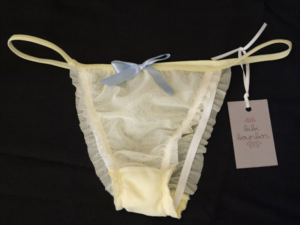 Tanga franzida de tule com lacinho azul 25,00 reais.