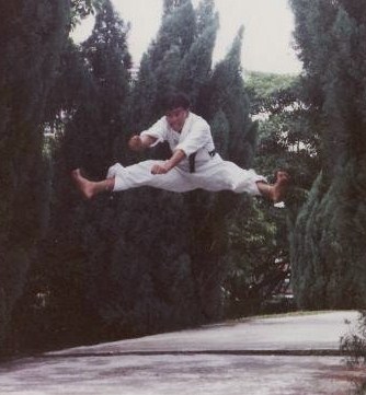 Flying Split Kick . 劈蹴
