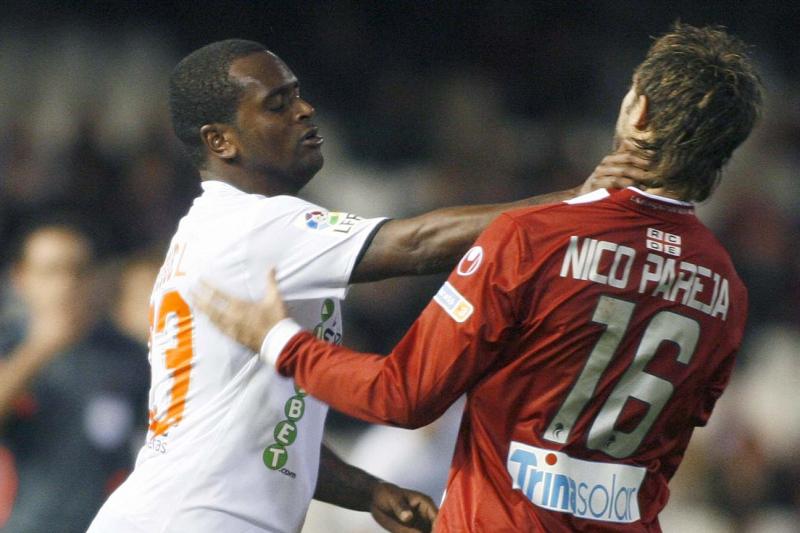 http://3.bp.blogspot.com/_-vm_LNhPqdA/TUsIE0n0GnI/AAAAAAAAAPQ/omr5CzoYmrA/s1600/miguel_brito_assulting_a_player.jpg