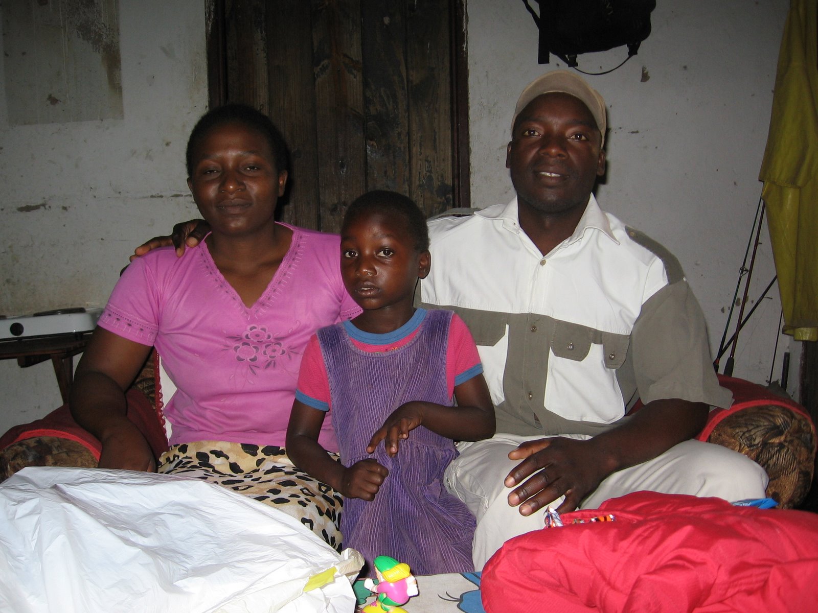 [Edmore+and+family-706582.JPG]