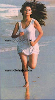 Urmila Matondkar - Her famous beach run in Rangeela!