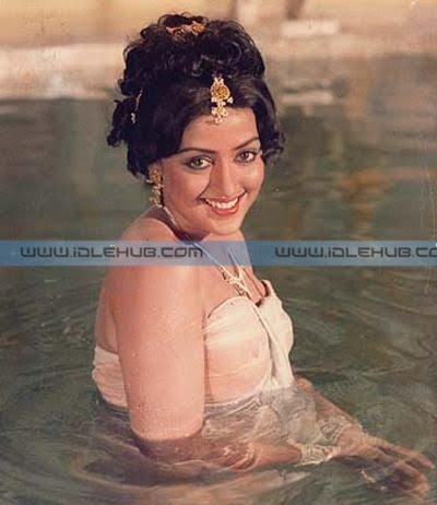 Hema Malini - Dream Girl of yesteryears in a wet dress!