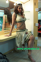 Priya Soni sexposing huge milky Boobs and deep navel during an item song shoot