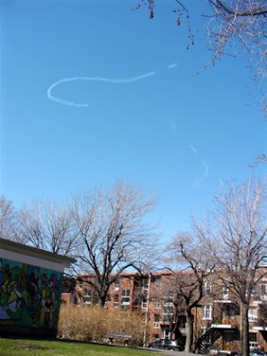 好大的問號? 只有天知道.. Montreal,晴空萬里。