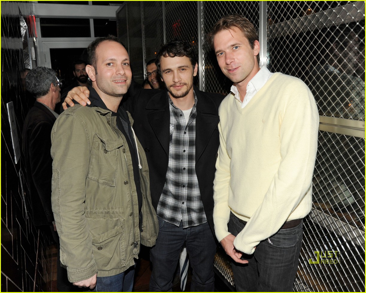 http://3.bp.blogspot.com/_0MAh0_Oa3iU/TLkm6mK0T6I/AAAAAAAABKE/ps4sus9_ZTc/s1600/james-franco-palo-alto-book-launch-04.jpg