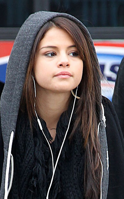 Shakira Blog: Selena Gomez arriving into JFK Airport in New York City