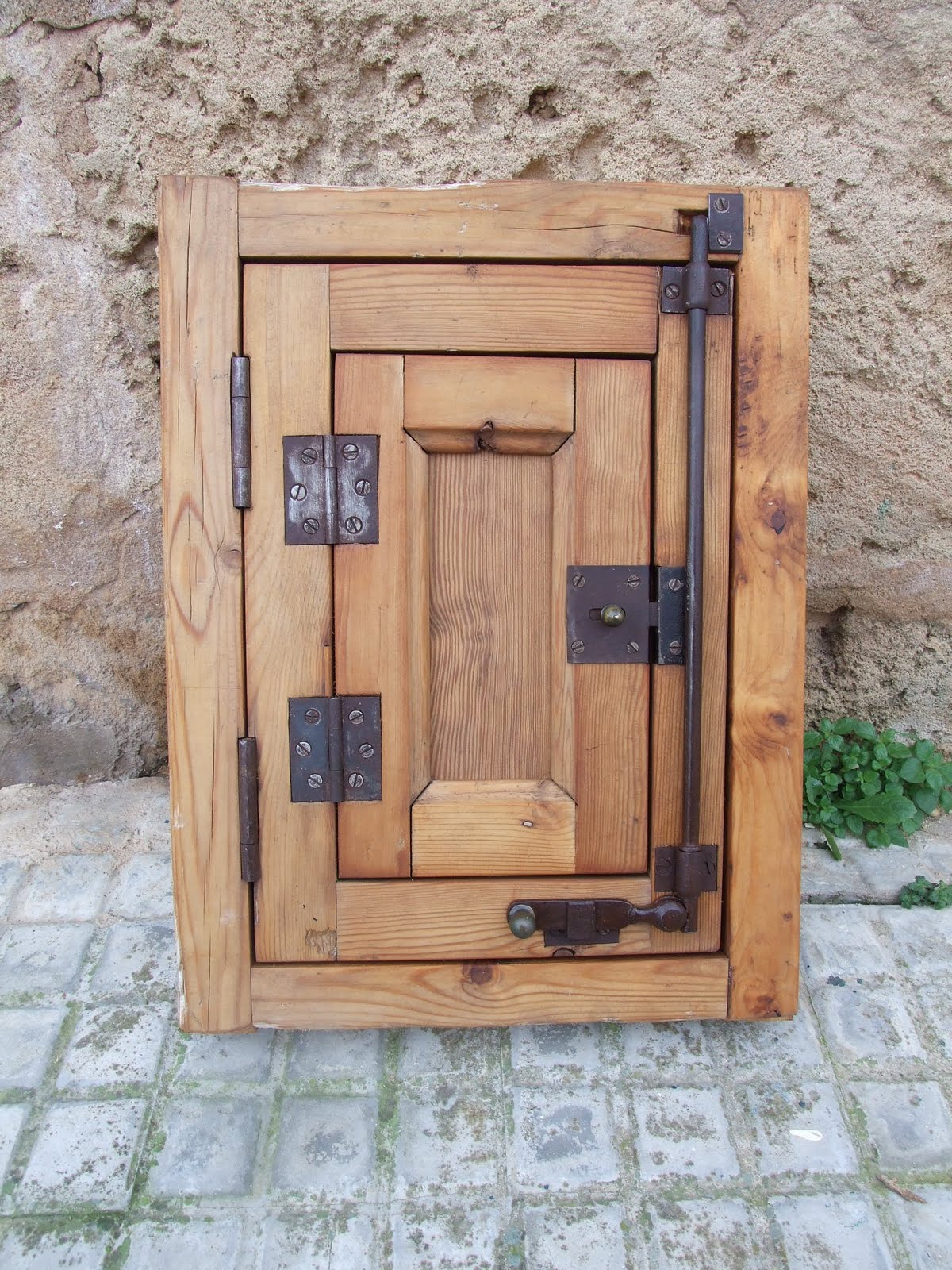 Ventana a lo escultórico: ventanitas rusticas pequeñas