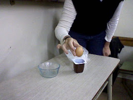 Colocamos los huevos en el recipiente cuidando que no entre agua