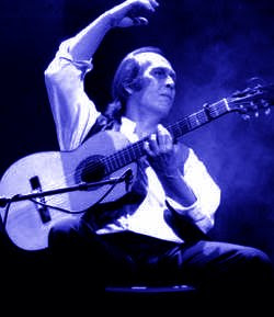 Paco de Lucia tocando la guitarra
