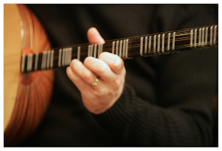 tocando instrumento guitarra turca