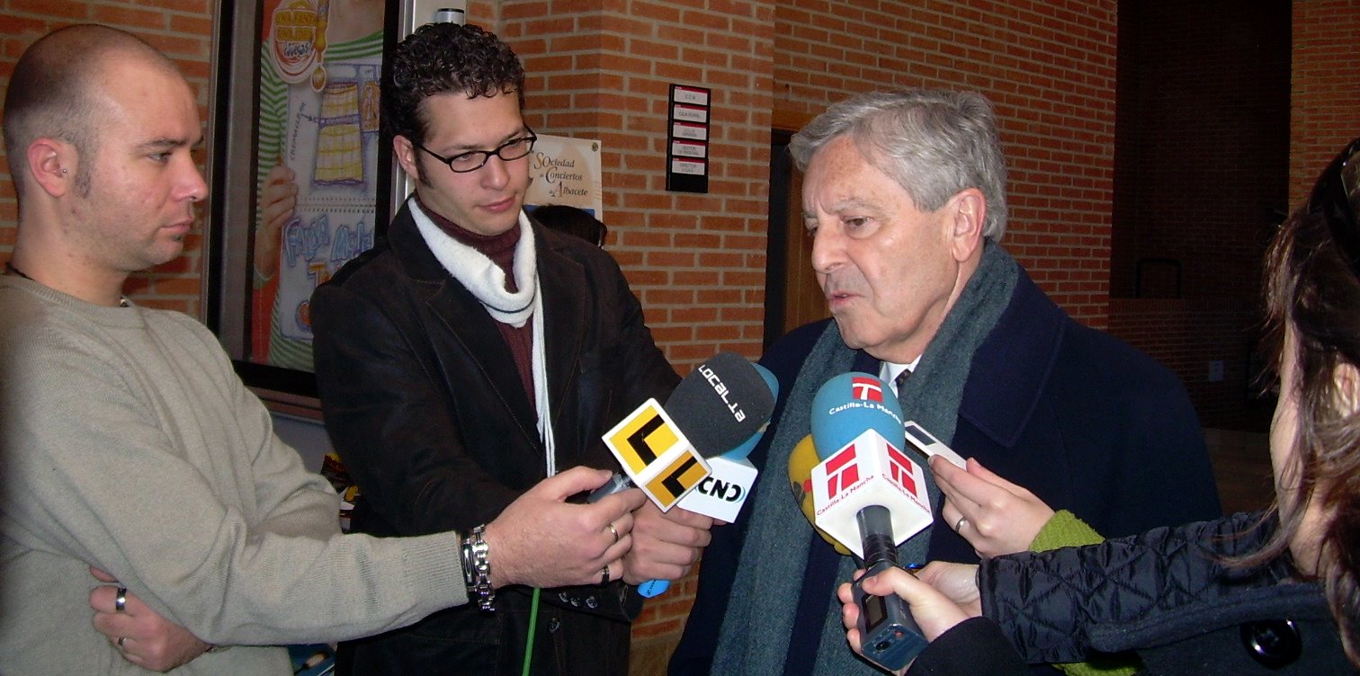 [CARLOS+ANTE+LOS+MEDIOS.jpg]