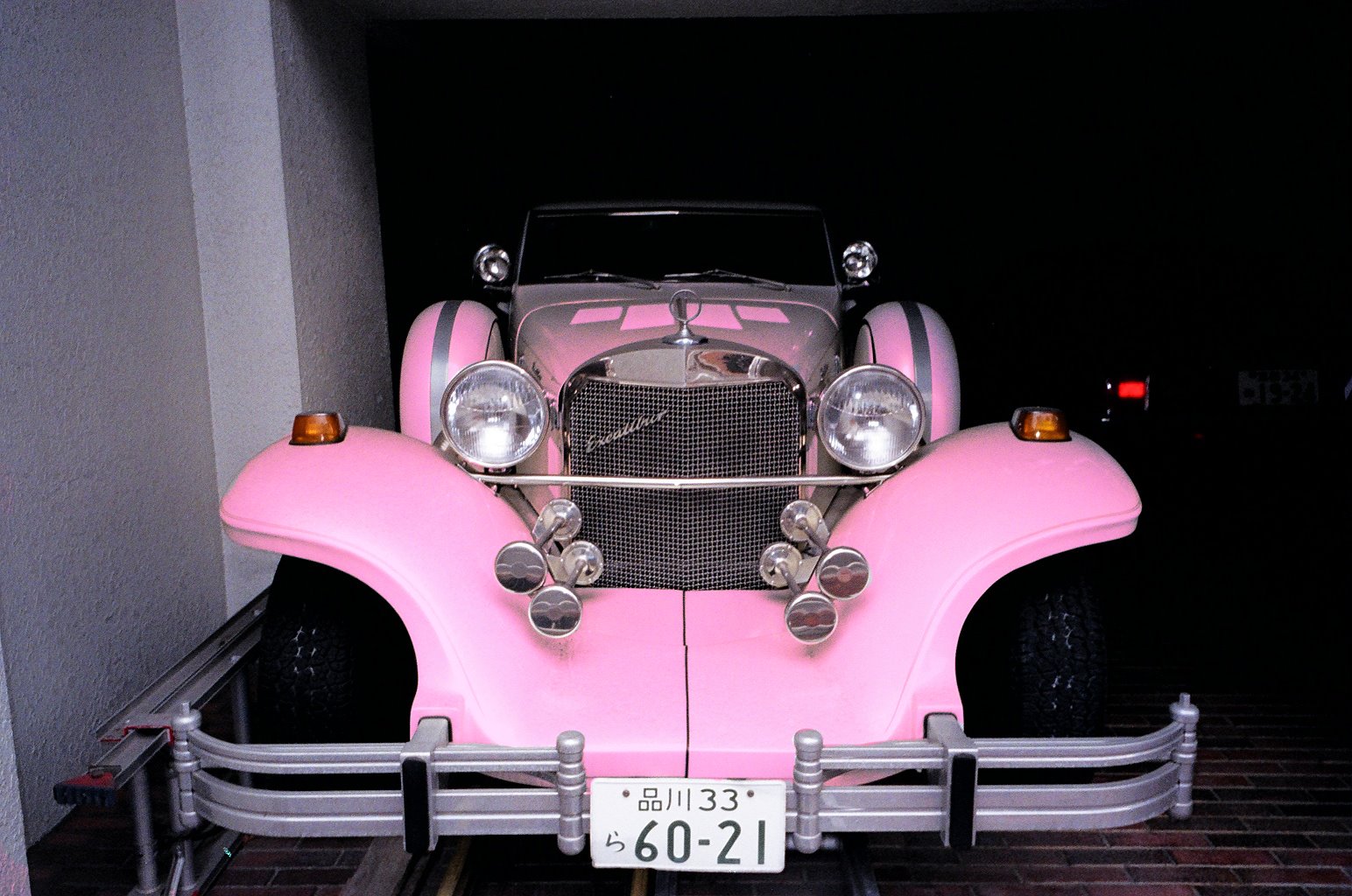 [ピンクの車.jpg]