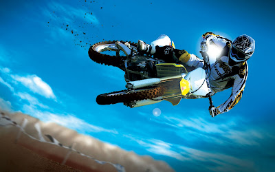 خلفيات جميلة  Amazing_motocross_bike_stunt+wide