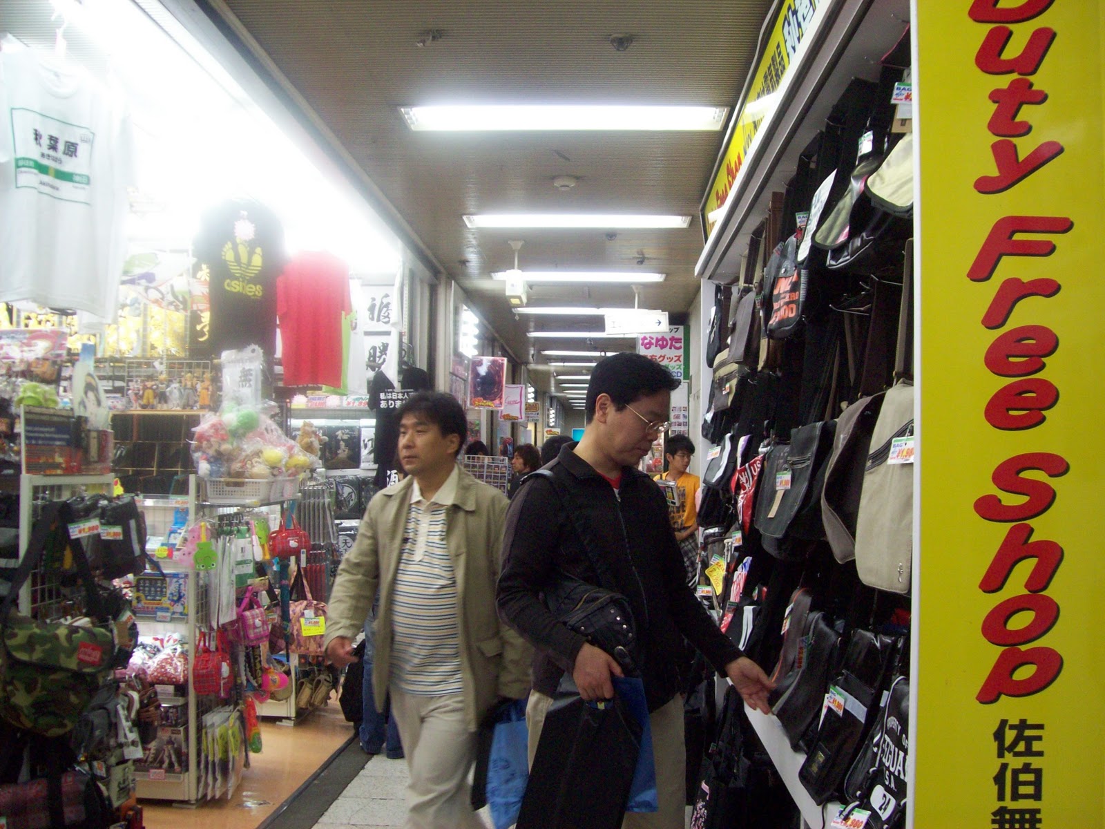 kumpulan boneka dan gaun-gaun: AKIHABARA : The Biggest Electric Town in