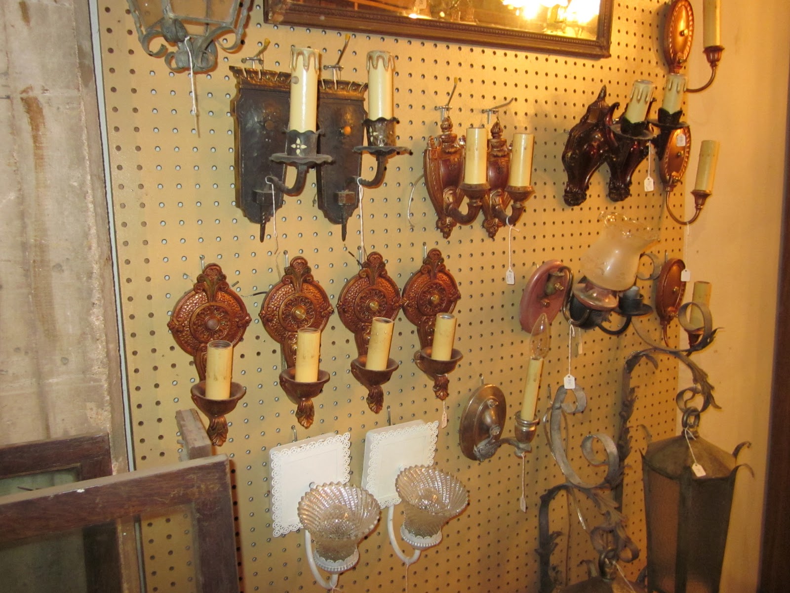 la maison LaFortune Architectural Antiques!